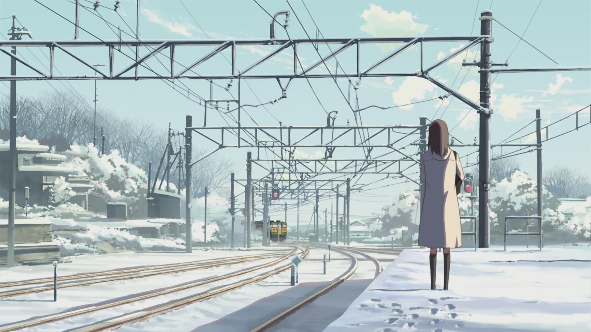 Akari Shinohara attendant un train sur un quai de gare enneigé