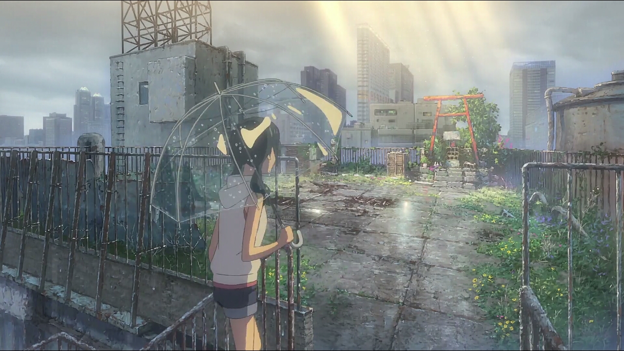 Hina sous un parapluie transparent sur un toit d'immeuble aménagé