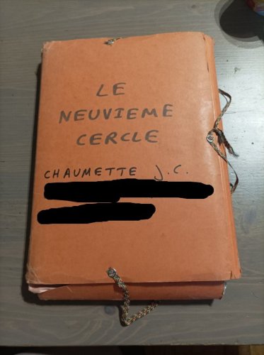 Chemise cartonnée du manuscipt du Neuvième Cercle